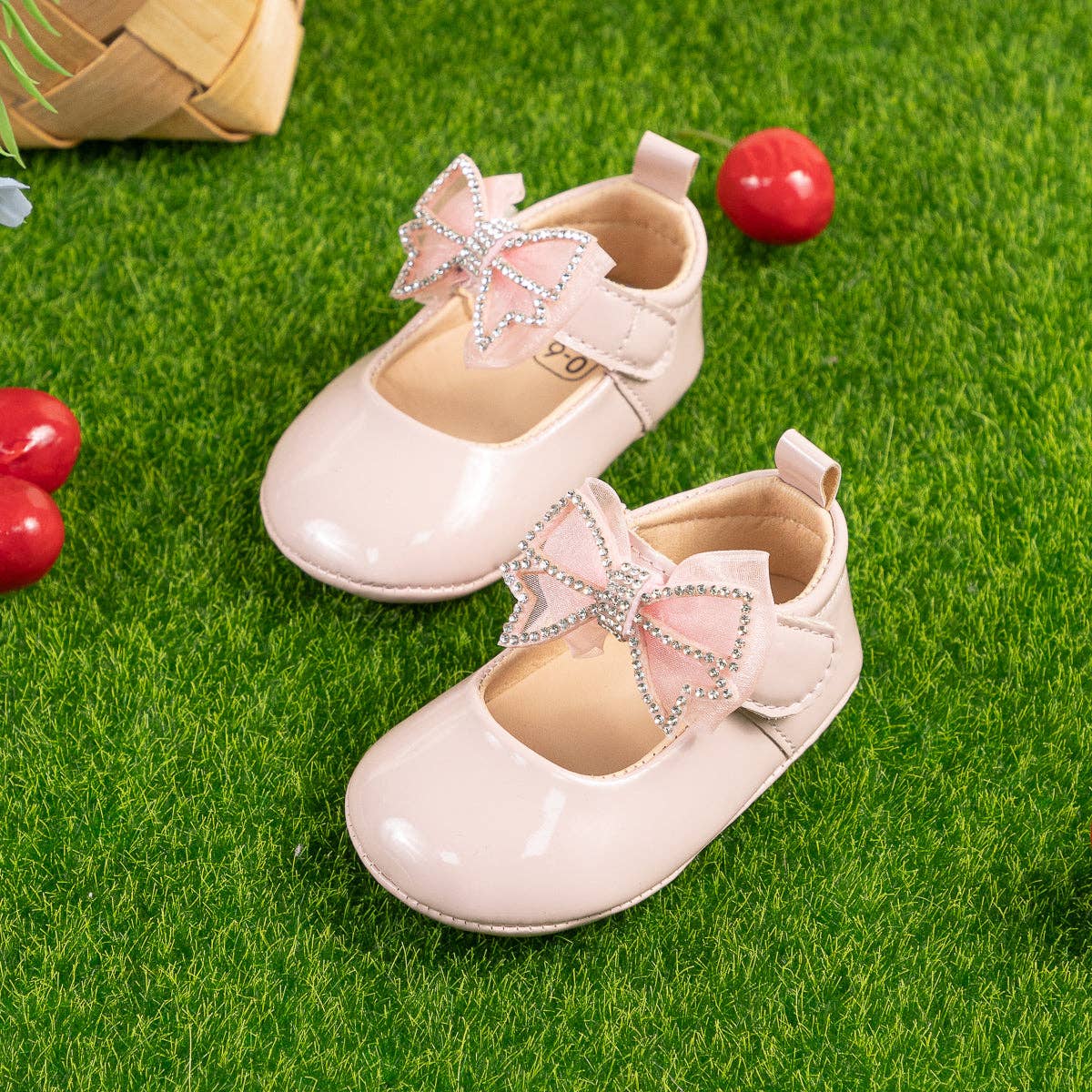 Front bow with rhinestones baby shoes. (Pink) CG5366