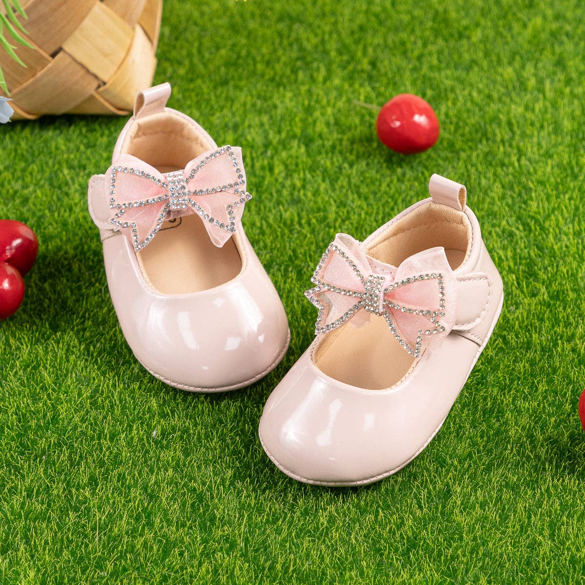 Front bow with rhinestones baby shoes. (Pink) CG5366