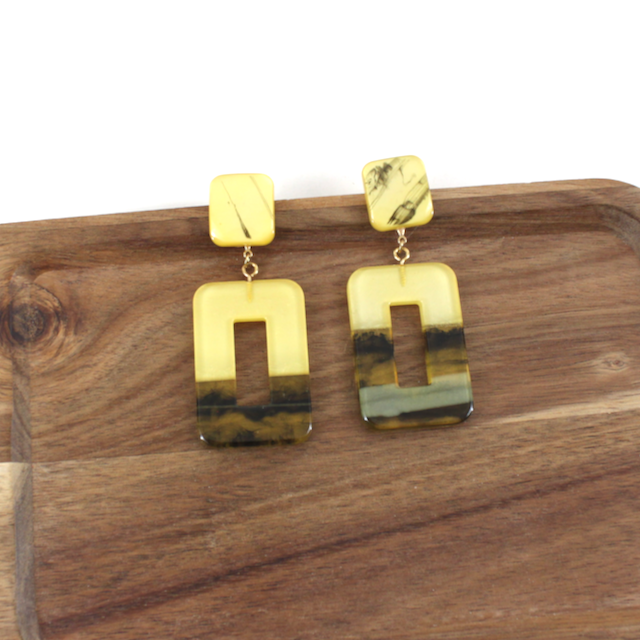 E26500 Bold Rectangle Dangle Acrylic Ring Earrings